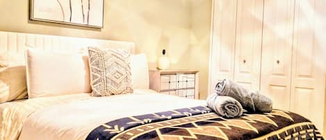 3 bedrooms, desk, iron/ironing board, free WiFi