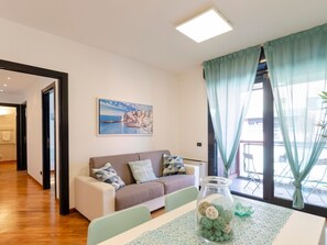 TV - Dock of the Bay Genova, 2b 1b, 2 garage e balcone by Interhome (Genova)