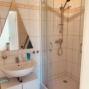 Shower, hair dryer, towels, soap - Small apartment in the heart of Chattengau (Gudensberg)
