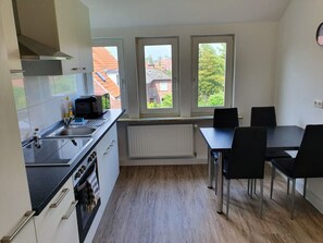 Fridge, microwave, oven, cookware/dishes/utensils - kernsaniertes Apartment in ruhiger und zentraler Lage by Interhome (Wilhelmshaven)