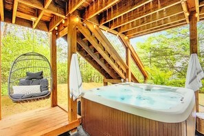 Outdoor spa tub - Location!! Downtown Pigeon Forge and close to Dollywood. (Pigeon Forge)