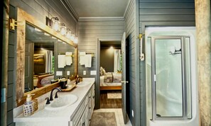 Shower, hair dryer, towels, soap - Location!! Downtown Pigeon Forge and close to Dollywood. (Pigeon Forge)