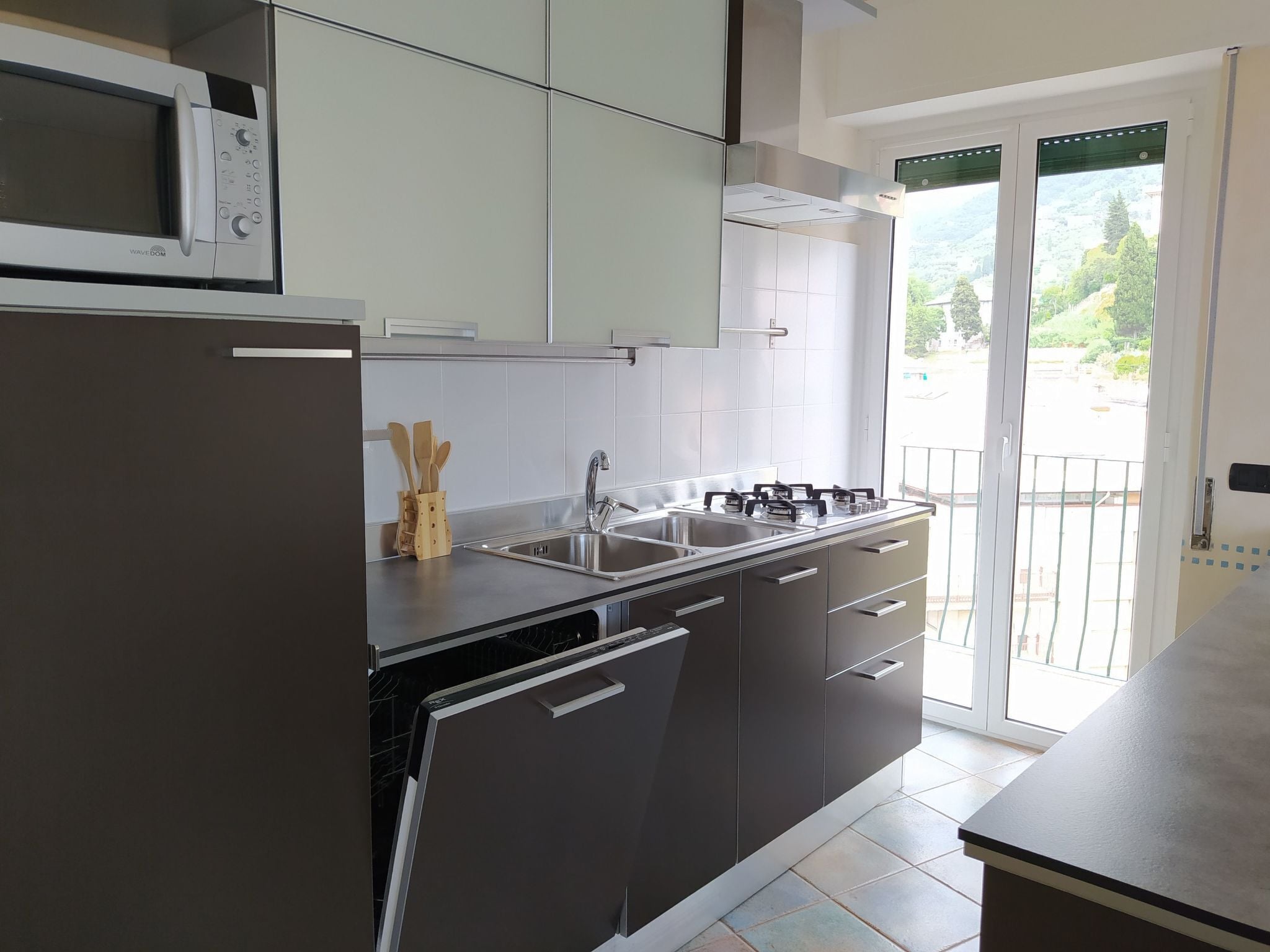 Fridge, microwave, dishwasher, cookware/dishes/utensils