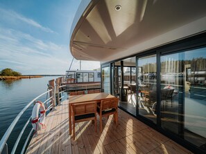 Outdoor dining - Sealoft auf der Ostsee Floatinghouse Trinity by Interhome (Karlshagen)