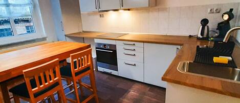 Refrigerador, horno, lavavajillas y utensilios de cocina