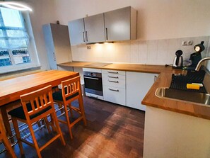 Fridge, oven, dishwasher, cookware/dishes/utensils