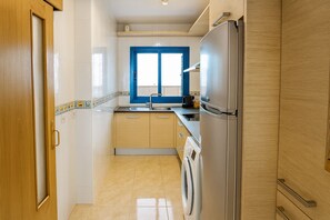 Køleskab, kogeplade, brødrister, køkkentøj/tallerkener/redskaber