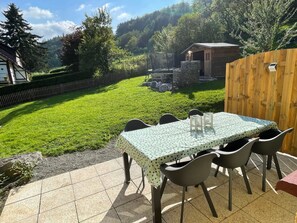 Outdoor dining - Renovierte Wohnung in Schwalefeld mit Garten, Terrasse und Grill by Interhome (Bömighausen)