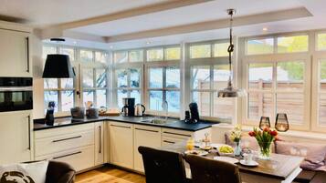 Kühlschrank, Mikrowelle, Ofen, Geschirrspüler