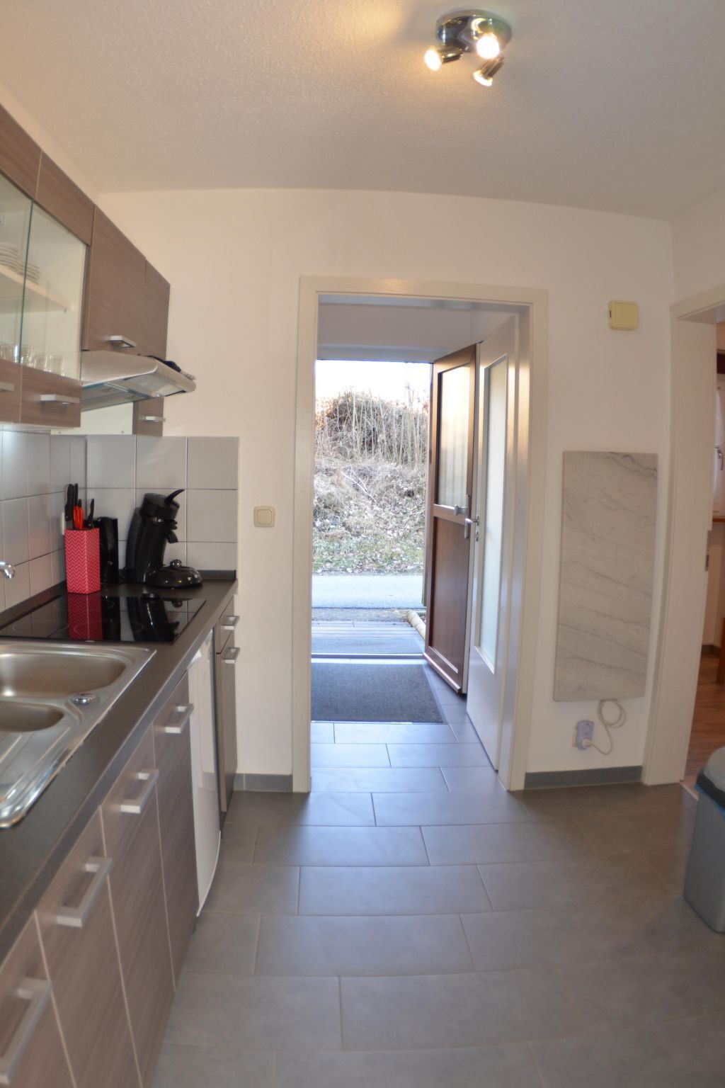 Kühlschrank, Mikrowelle, Geschirrspüler, Kochgeschirr/Geschirr/Besteck