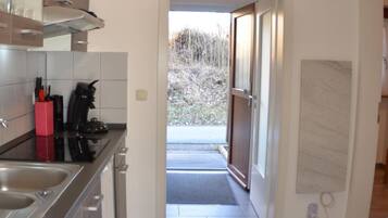 KĂŒhlschrank, Mikrowelle, GeschirrspĂŒler, Kochgeschirr/Geschirr/Besteck