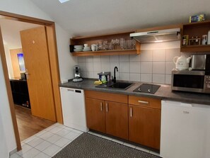 Kühlschrank, Mikrowelle, Geschirrspüler, Kochgeschirr/Geschirr/Besteck