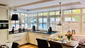 Kühlschrank, Mikrowelle, Ofen, Geschirrspüler