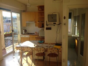 Fridge, microwave, oven, cookware/dishes/utensils - Schöne Wohnung in Rapallo by Interhome (Rapallo)
