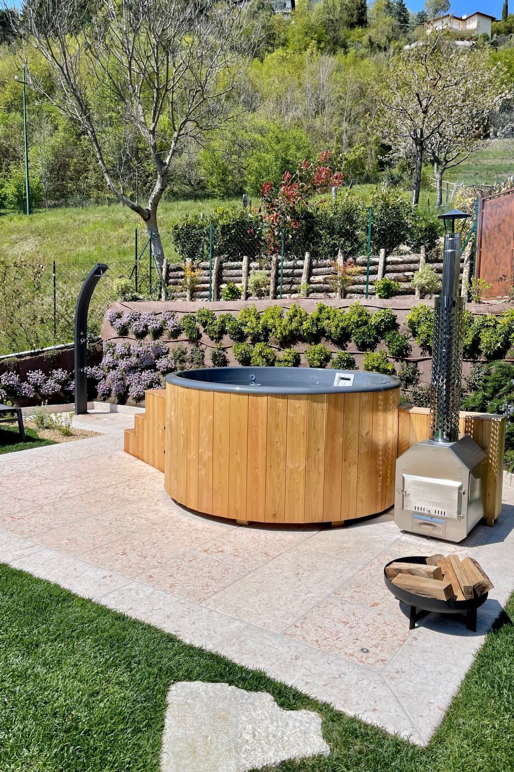 Outdoor spa tub