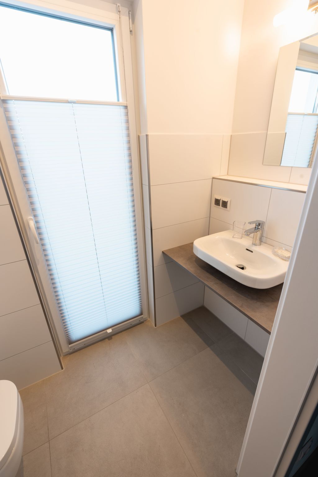 Un baño con inodoro, lavamanos y ducha.