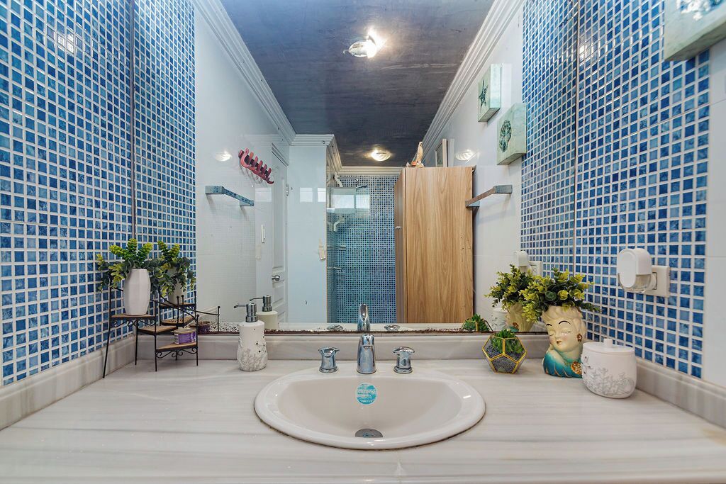 Douche, serviettes fournies, savon, papier toilette
