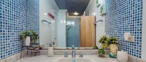 Een douche, handdoeken, zeep, toiletpapier