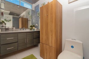 Shower, towels, soap, toilet paper - 3-bedroom Luxury Apartment in Cartagena with AC on the Beach (Cartagena de Indias)