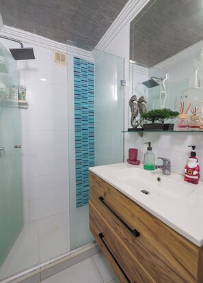 Shower, towels, soap, toilet paper - 3-bedroom Luxury Apartment in Cartagena with AC on the Beach (Cartagena de Indias)