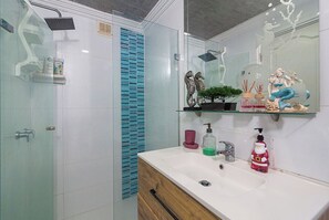 Shower, towels, soap, toilet paper - 3-bedroom Luxury Apartment in Cartagena with AC on the Beach (Cartagena de Indias)