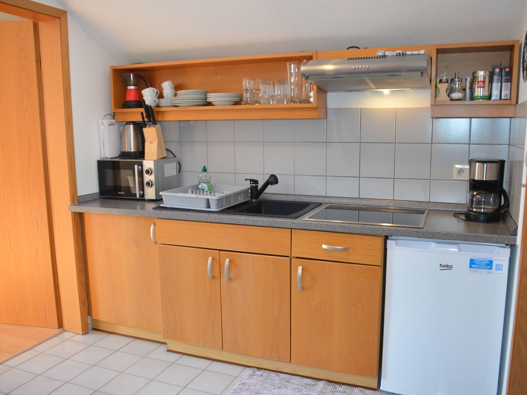 Kühlschrank, Mikrowelle, Geschirrspüler, Kochgeschirr/Geschirr/Besteck