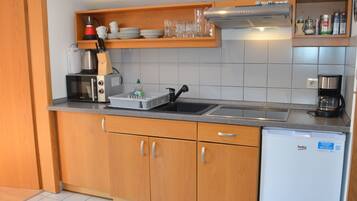 KĂŒhlschrank, Mikrowelle, GeschirrspĂŒler, Kochgeschirr/Geschirr/Besteck