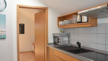 KĂŒhlschrank, Mikrowelle, GeschirrspĂŒler, Kochgeschirr/Geschirr/Besteck