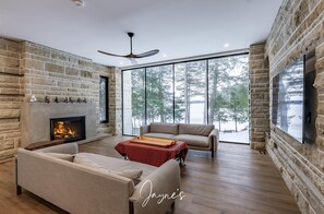 Smart TV, fireplace, books - 7 bed 7 bath cottage on Lake Joseph (Parry Sound)