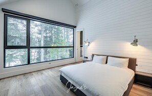 Free WiFi, bed sheets - 7 bed 7 bath cottage on Lake Joseph (Parry Sound)