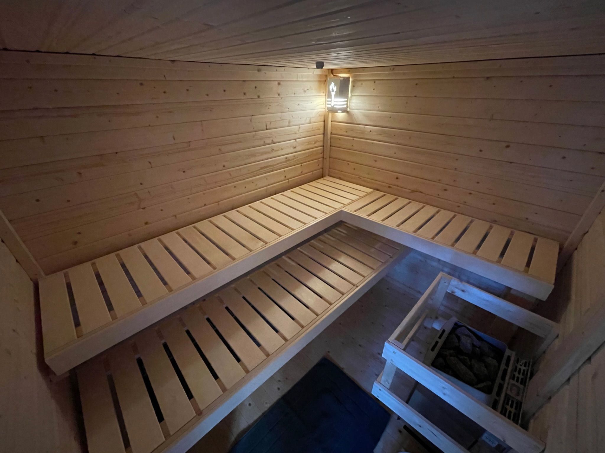 Un intérieur en bois avec un plafond en pente et un banc intégré.