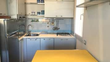 Refrigerador, microondas, horno y utensilios de cocina