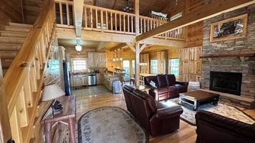 Smart TV, chimenea y oficina