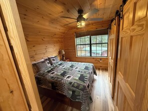 Desk, WiFi - Small Cabin Over Garage (Sevierville)