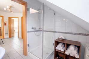 Dusche, Haartrockner, HandtĂŒcher, Seife