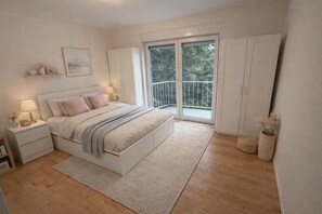 Skrivebord, strykejern/-brett, wi-fi (inkludert) og sengetøy