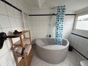 Haartrockner, Handtücher, Seife, Shampoo