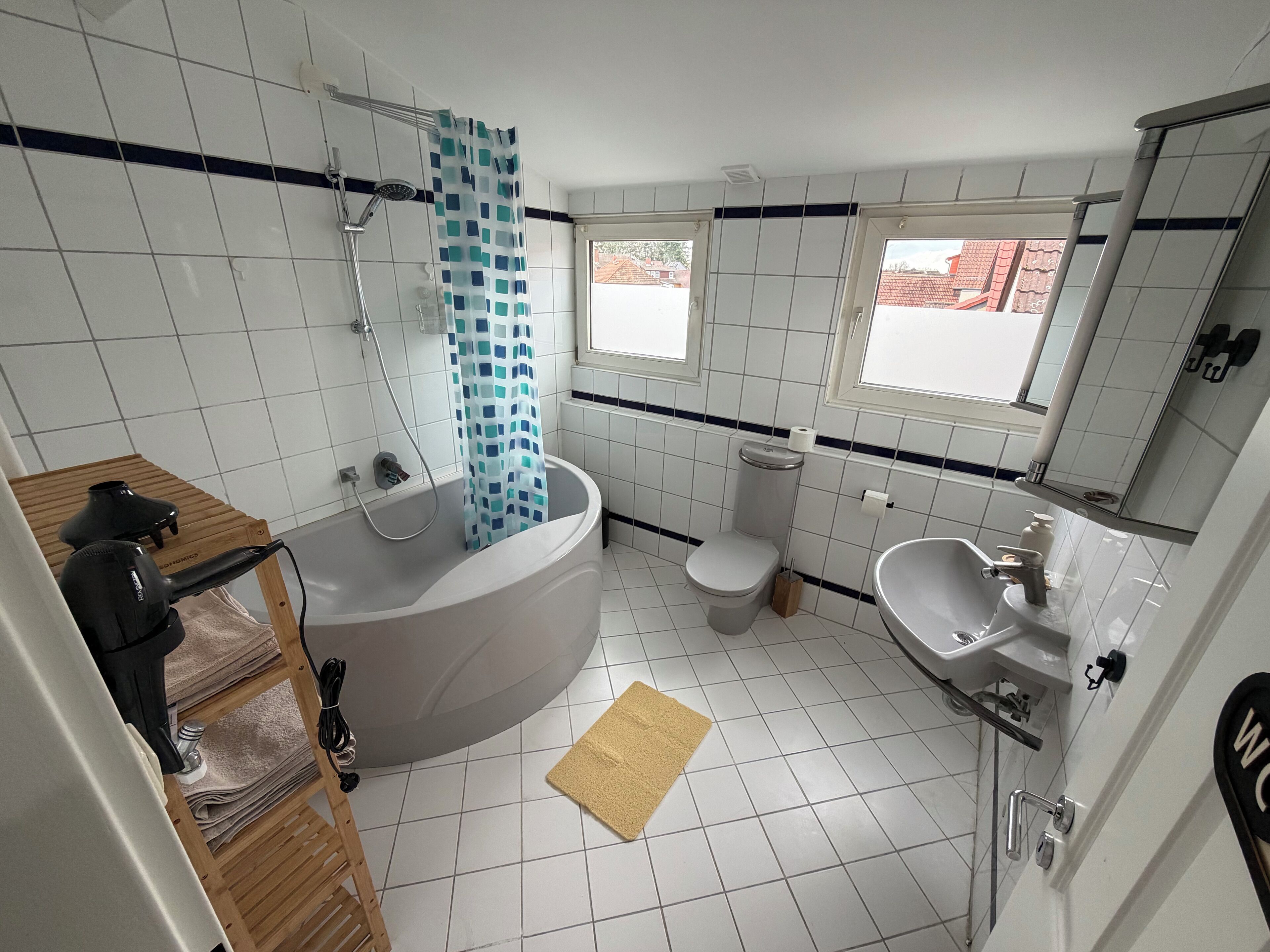 Haartrockner, Handtücher, Seife, Shampoo