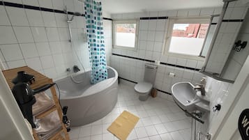 SĂšche-cheveux, serviettes fournies, savon, shampoing