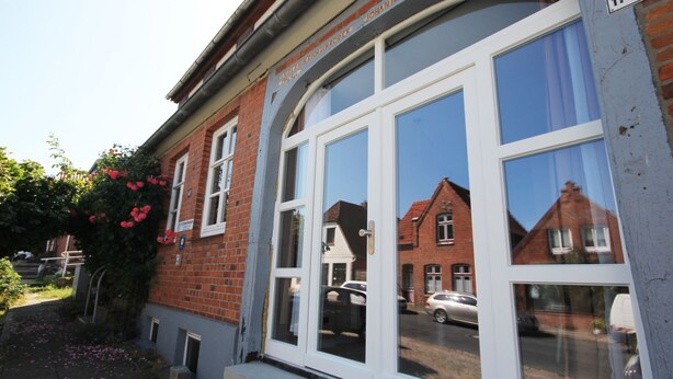 A building with large windows and a sign that reads "Ausfallfreiheit." - Wohnung in Bad Segeberg mit Terrasse by Interhome (Bad Segeberg)