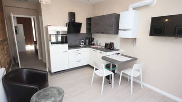 Kühlschrank, Mikrowelle, Ofen, Geschirrspüler