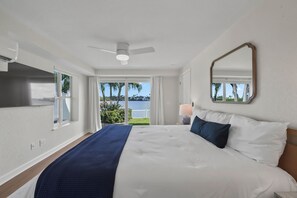 4 bedrooms, travel cot, WiFi, bed sheets - NEW! Waterfront 4 bedroom home, Heated Pool, Private Dock, Kayaks, Walk to beach (Indian Rocks Beach)