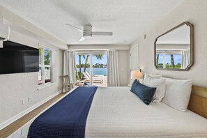 4 bedrooms, iron/ironing board, travel cot, free WiFi - Waterfront 4 BR Home, Pool, Private Dock, Kayaks, Putting Green, Walk to Beach (Indian Rocks Beach)