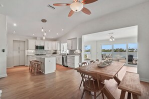 Dining - NEW! Waterfront 4 bedroom home, Heated Pool, Private Dock, Kayaks, Walk to beach (Indian Rocks Beach)