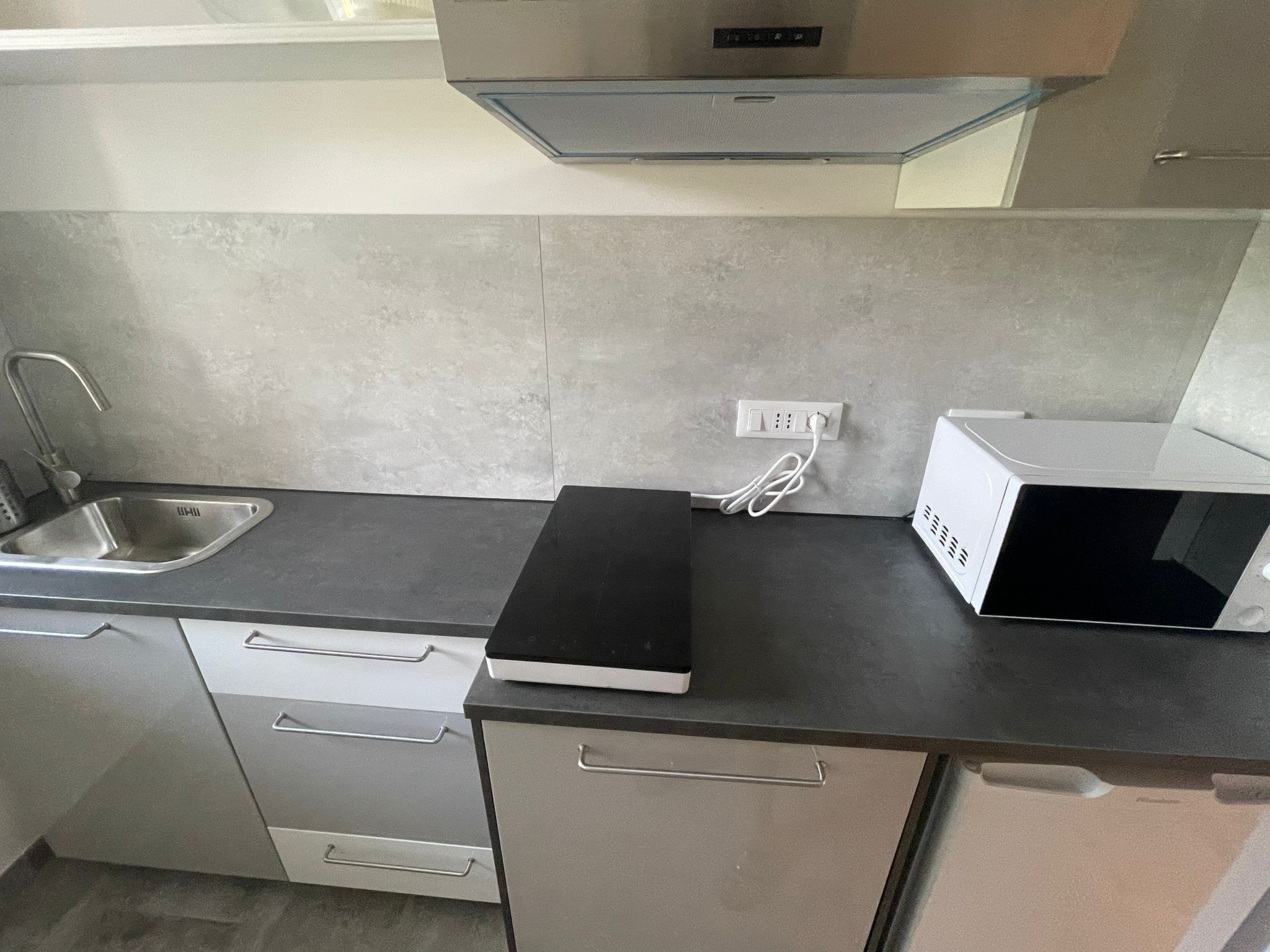 Kühlschrank, Mikrowelle, Ofen, Kochgeschirr/Geschirr/Besteck