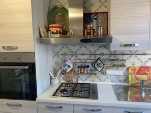 Frigorífico, microondas, horno y utensilios de cocina