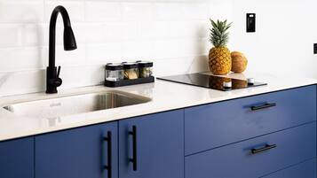 KĂŒhlschrank, Mikrowelle, Wasserkocher mit Kaffee-/Teezubehör