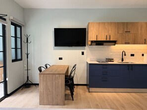 Kühlschrank, Mikrowelle, Wasserkocher mit Kaffee-/Teezubehör