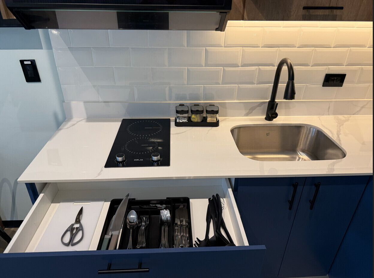 Réfrigérateur, micro-ondes, cafetière/bouilloire, bouilloire électrique