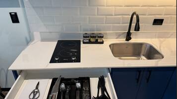 Réfrigérateur, micro-ondes, cafetière/bouilloire, bouilloire électrique